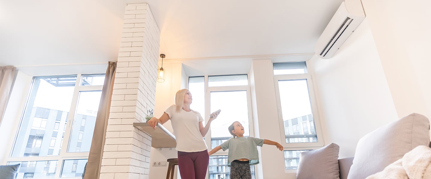 Famille utilisant une thermopompe murale avec satisfaction