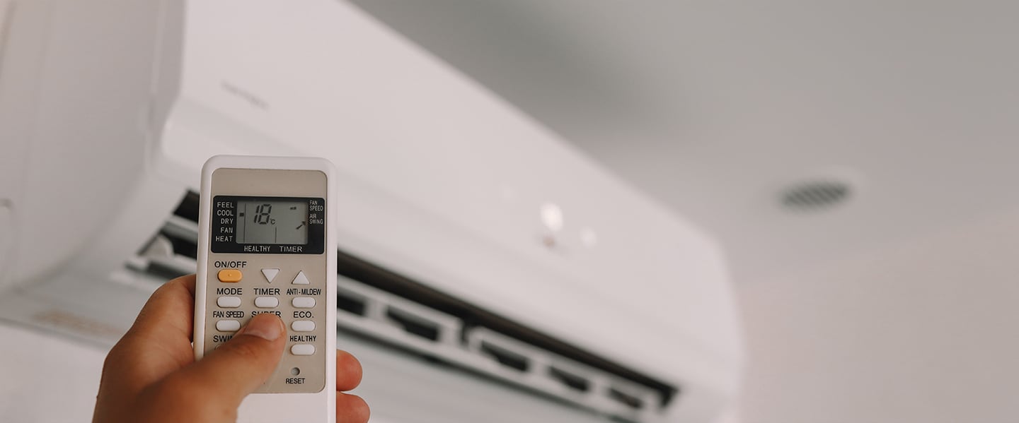 Télécommande controlant une thermopompe murale à 18 degrées celsius
